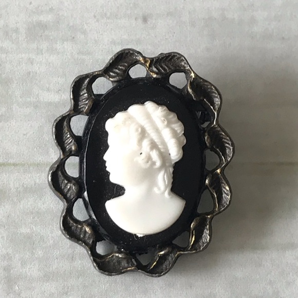 Cameo Brooch - Picture 2 of 4